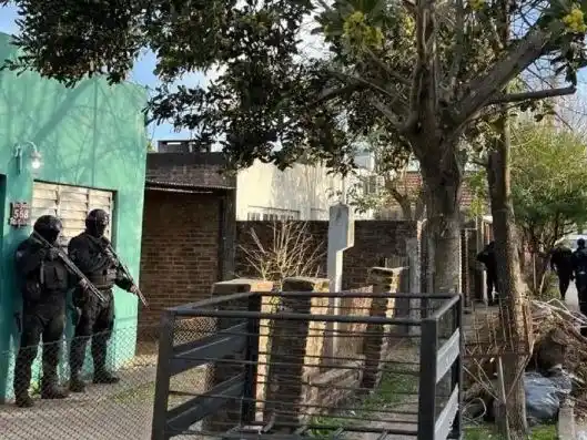 Megaoperativo por drogas: hallan cocaína, tres millones de pesos y detienen a dos personas