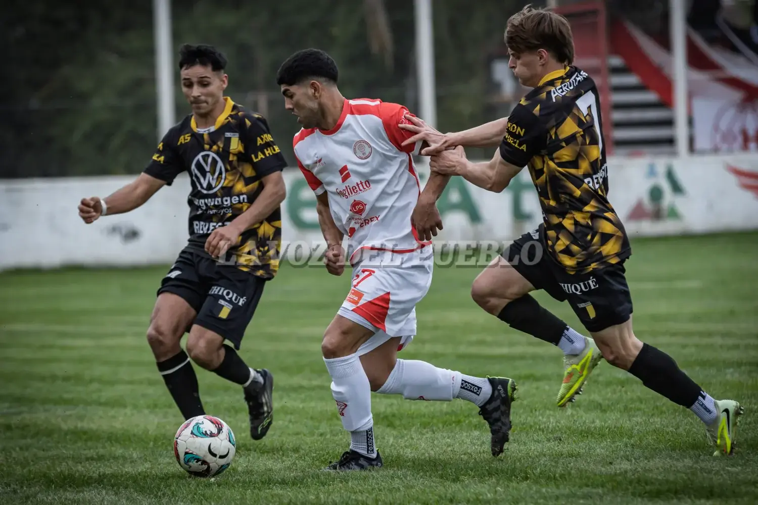 Emanuel Vega de Huracán busca avanzar ante la marca de Sebastián Allema y Santa Cruz (7) de Olimpo. El empate le sirvió más al Aurinegro que mantiene la punta
