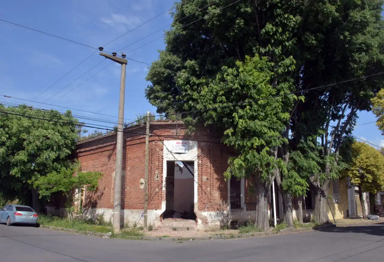 Vecinos advierten por el avanzado deterioro  de la esquina del viejo almacén La Palma