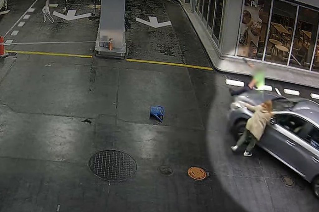 Discutió y atropelló a dos mujeres