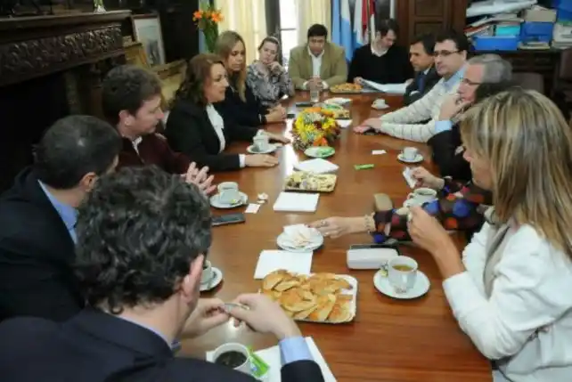 Fein acordó con los concejales una “mesa de trabajo” por la autonomía de la ciudad