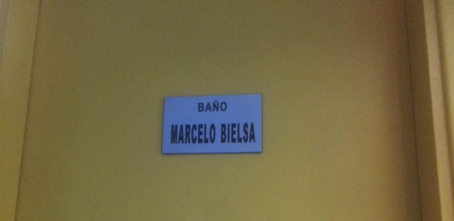 La historia de la razón por la cual en Uruguay hay un baño llamado “Marcelo Bielsa”