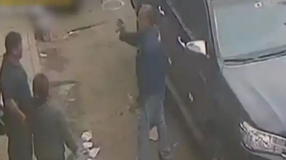 ¡LE DESGRACIÓ LA VIDA! En Perú un cliente furioso tiroteó a un venezolano