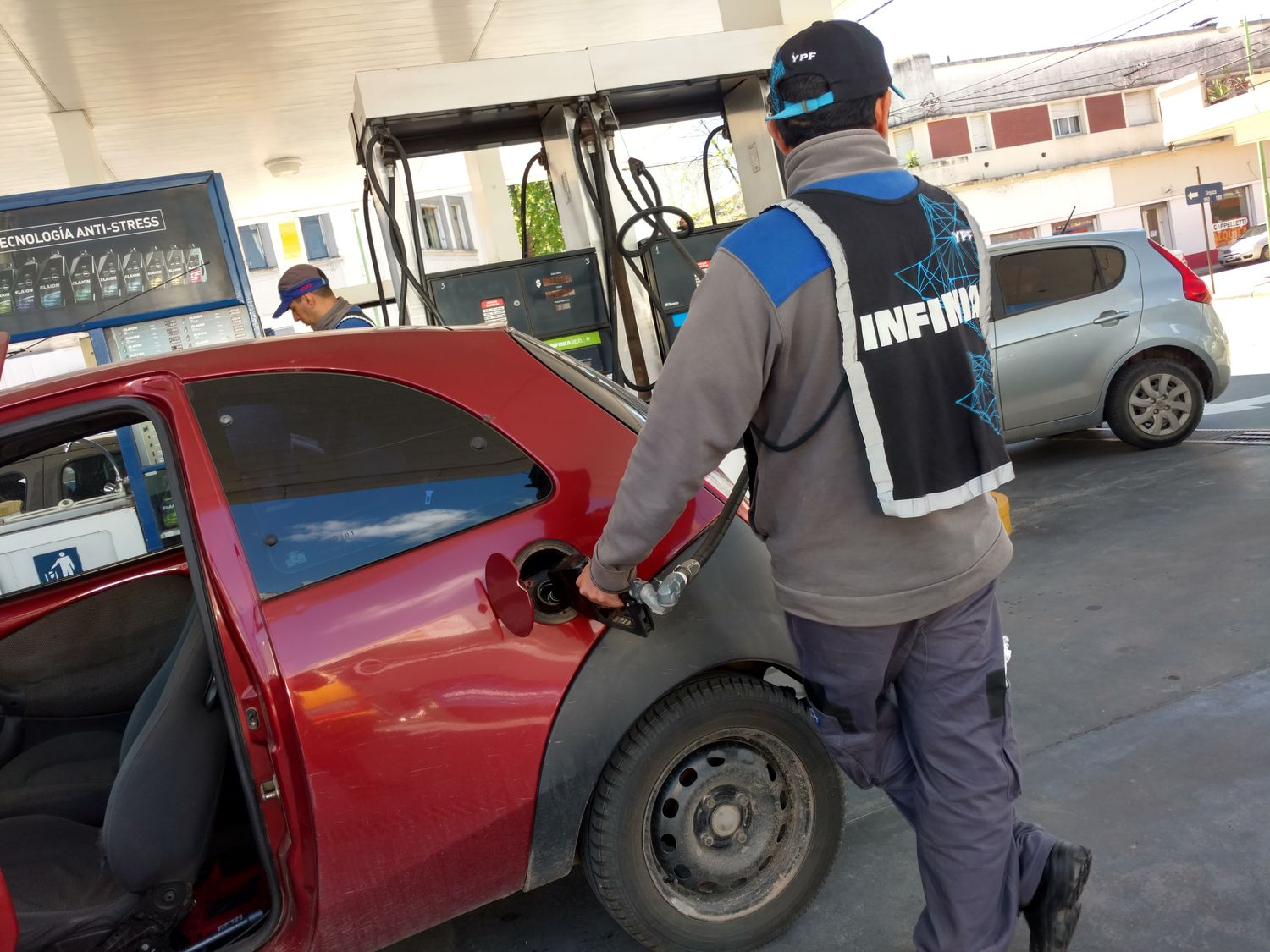 El Gobierno dejó sin efecto el congelamiento de los combustibles y autorizó un aumento del 4%