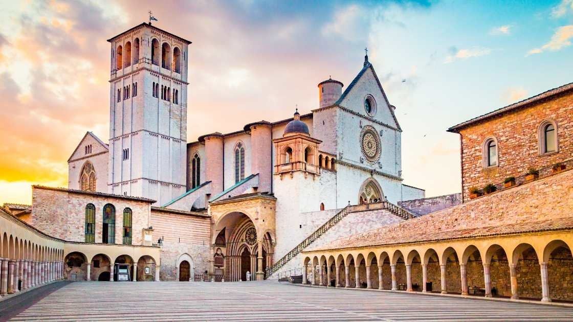 A 800 años de su muerte, Asís expone por primera vez durante un mes los restos de San Francisco