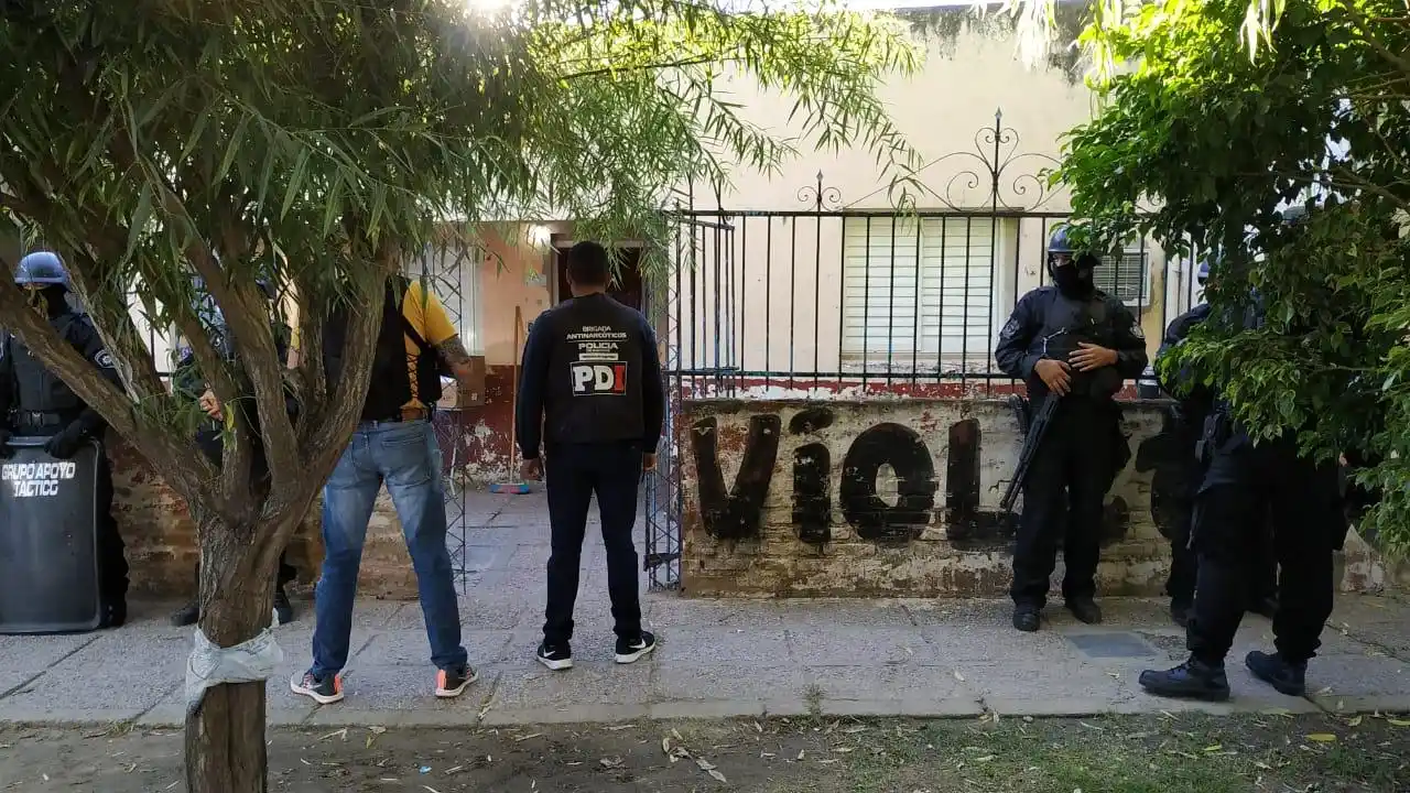 Detenidos y secuestro de estupefacientes en barrio Cabal