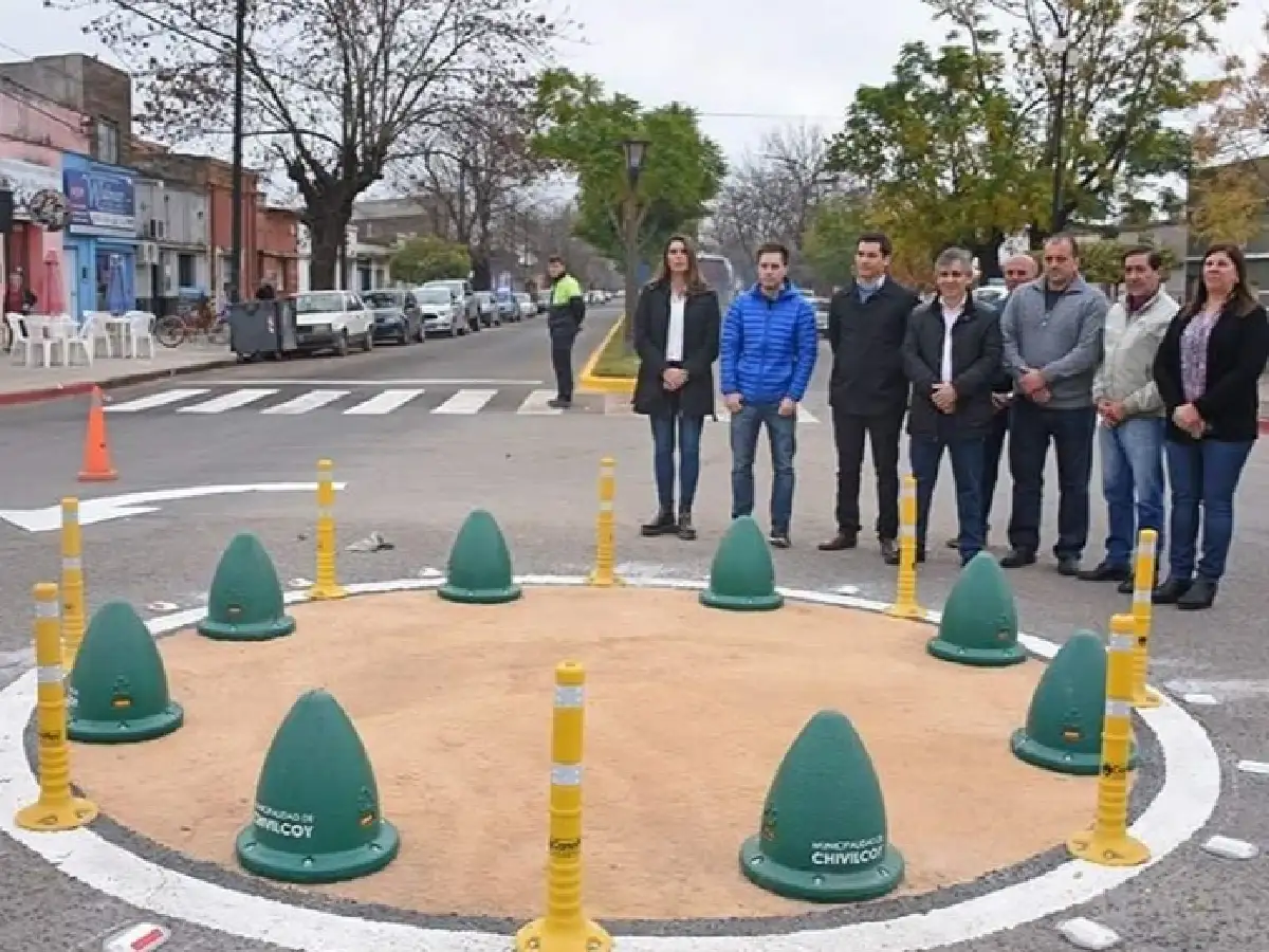 Estallaron los memes por la insólita inauguración de la "mini" rotonda de Chivilcoy