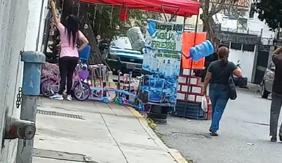 Y así buhoneros venden agua y fuegos artificiales en San Bernardino