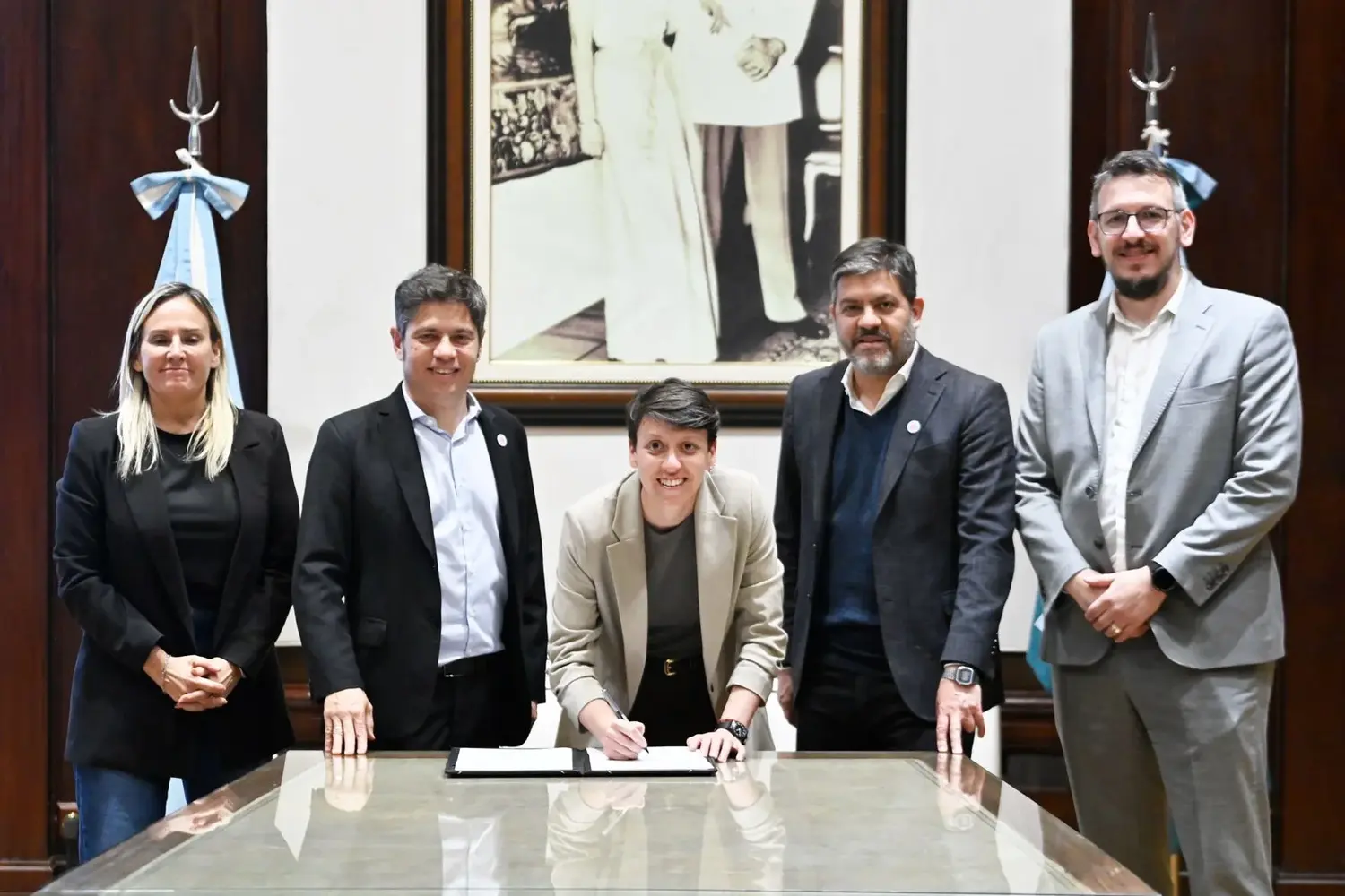 La firma se realizó junto al gobernador de la provincia de Buenos Aires, Axel Kicillof