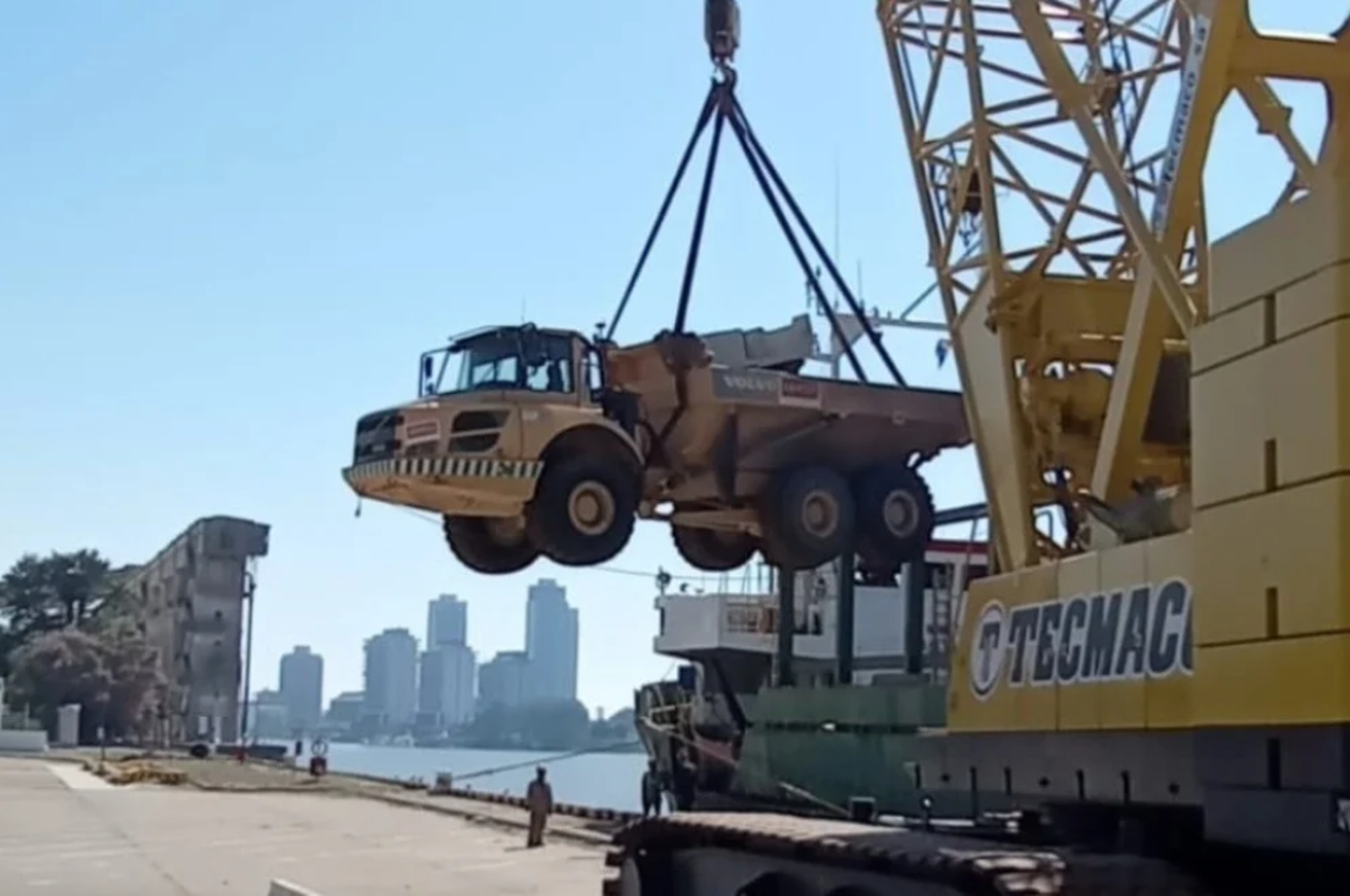 Inédita descarga en el Puerto de Santa Fe de maquinaria vial