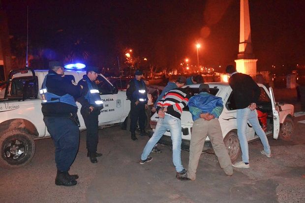Cinco detenidos por robo en la costanera de la ciudad  