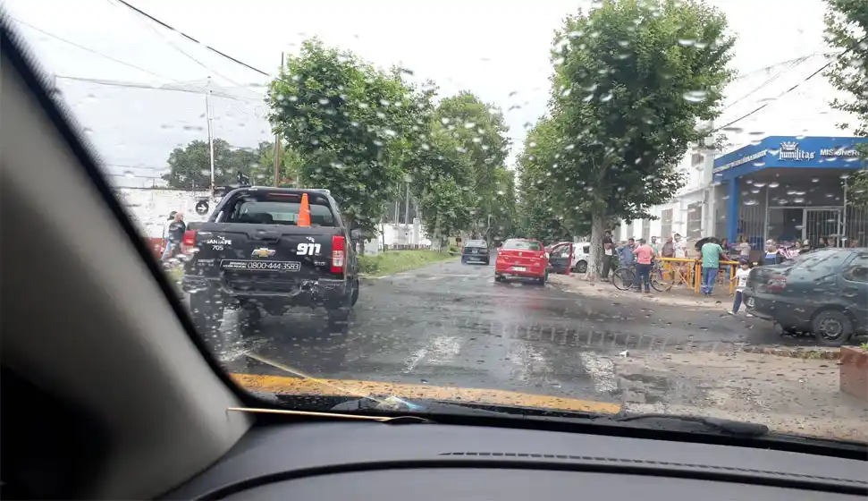 Terror en la puerta de una escuela: tras intentar robar un auto, delincuentes se tirotearon con la policía