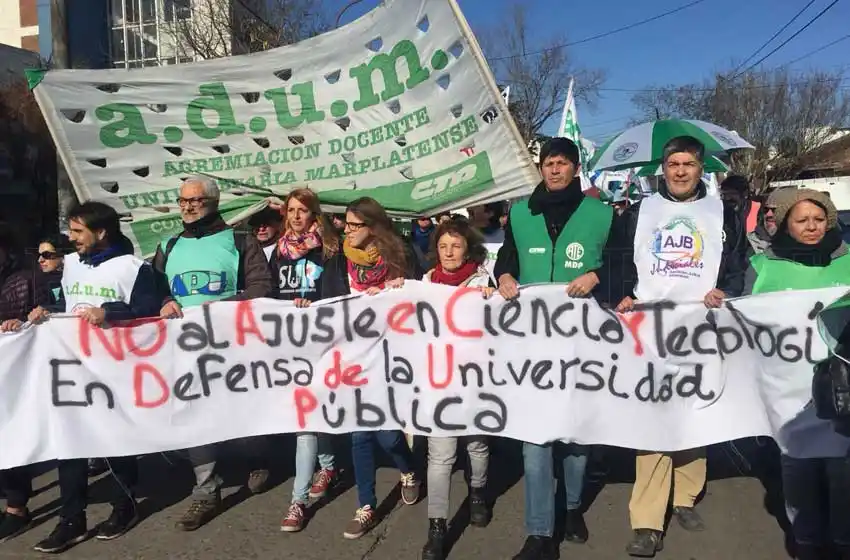 Docentes universitarios reclamaron por las paritarias