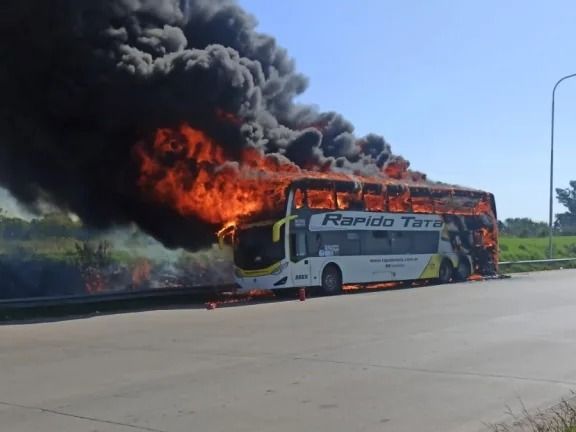 Peligroso incidente: Un micro de pasajeros se incendió por completo en Entre Ríos