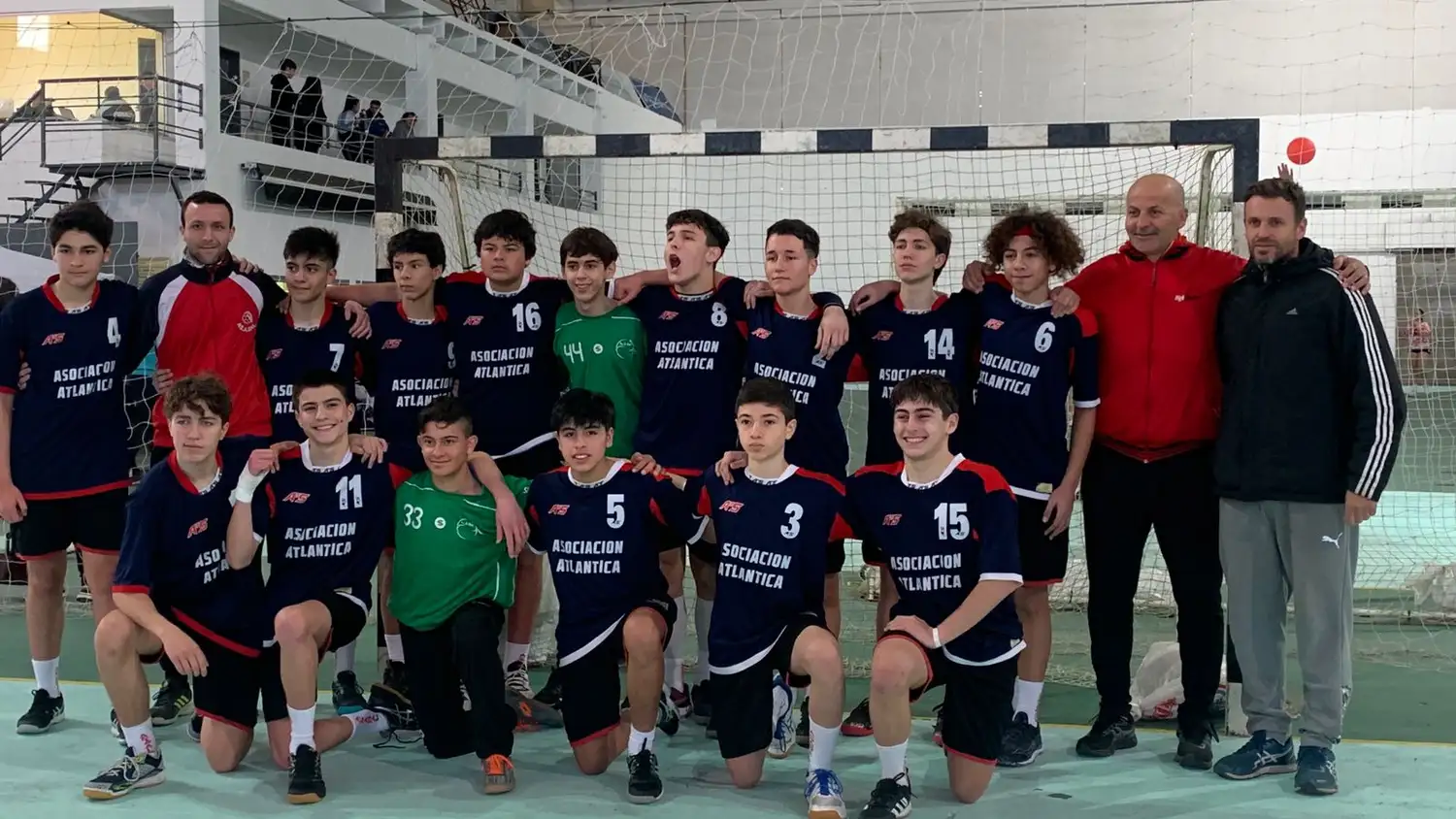 El seleccionado masculino de menores. En él, los tandilenses Walzer (4), Rueda (9) y Dellacasa (33).