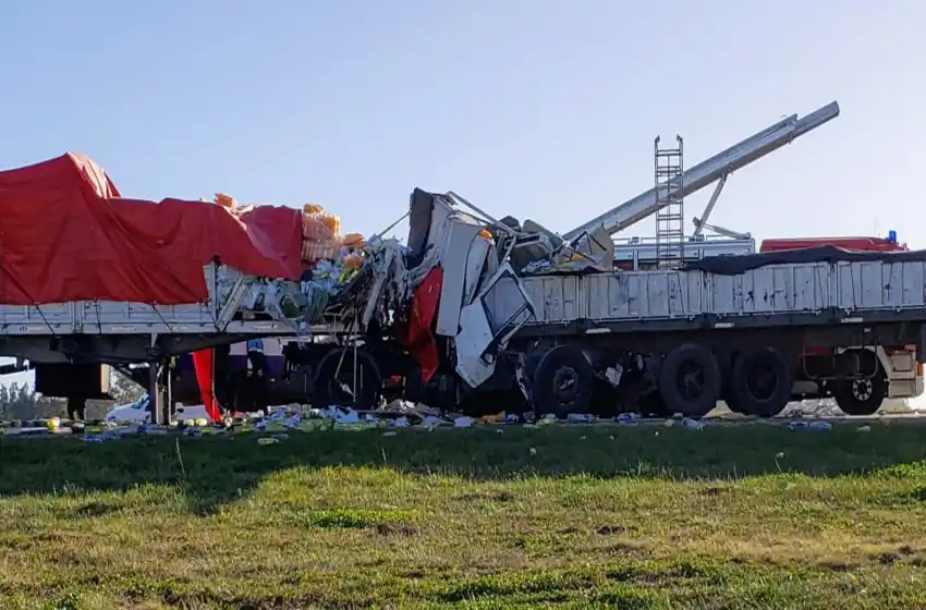 Dos personas murieron en un choque entre camiones en la ruta Rosario-Victoria