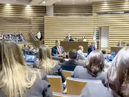 Rovira volvió a la banca acorralado, sin poder y con una denuncia penal