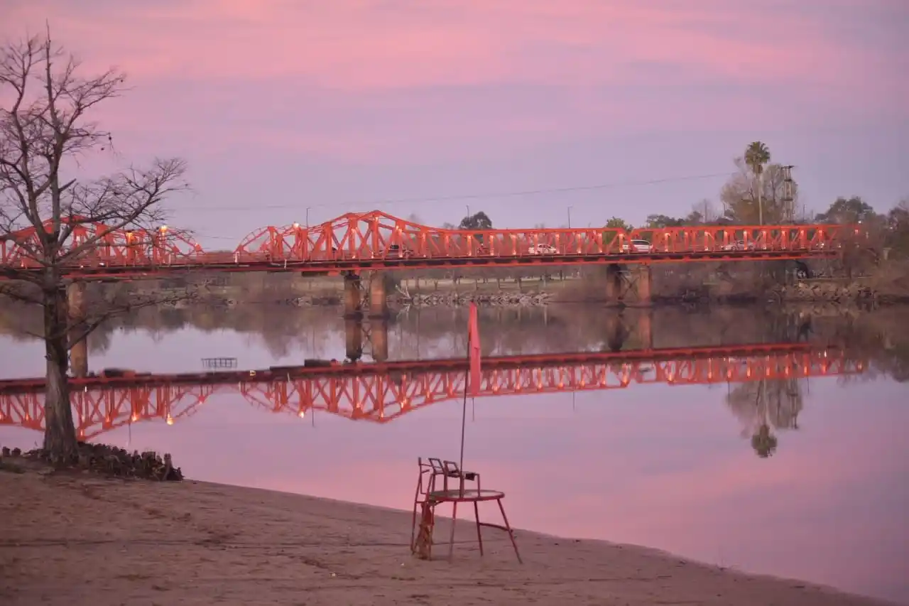 Las lluvias seguirán durante el fin de semana pero el río Gualeguaychú continuará bajo