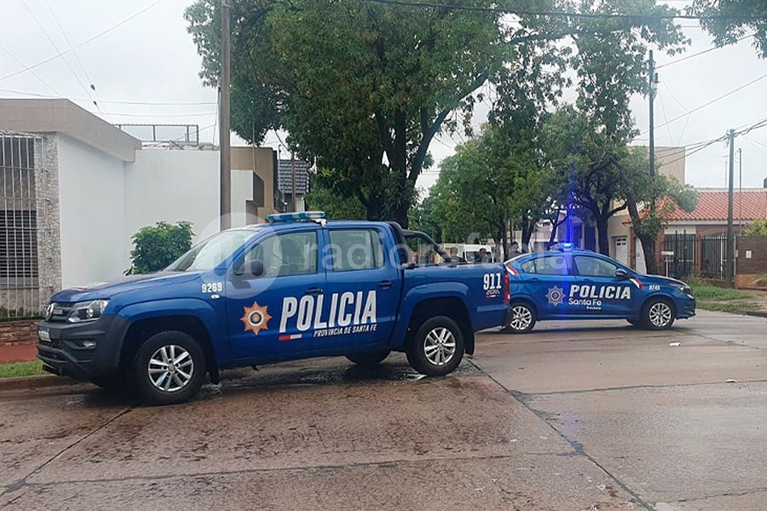 Pasó la policía y comenzó a insultarlos y hacerles señas: se resistió a la detención y varias familiares salieron en su defensa