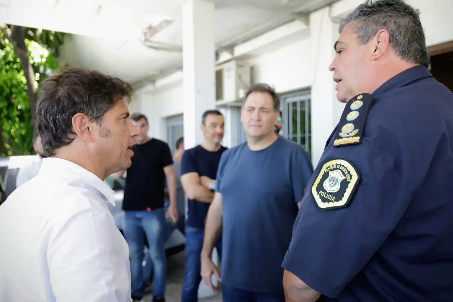 Axel Kicillof y Javier Alonso en una reunión con policías.