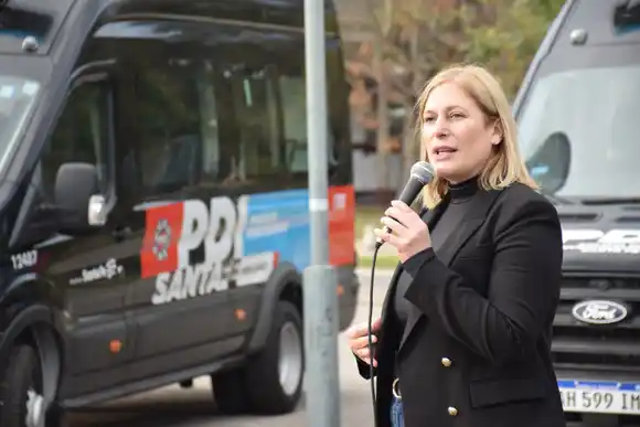 La provincia le entregó vehículos equipados a la Policía de Investigaciones en Rosario