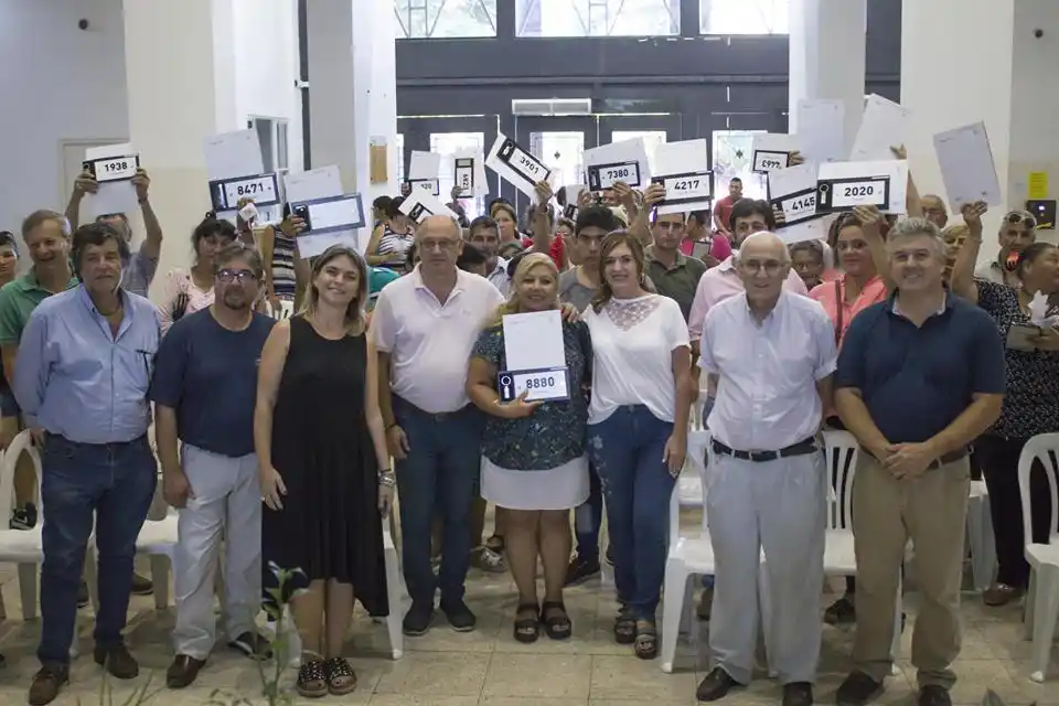 Se entregaron escrituras a vecinos de 16 barrios de la ciudad