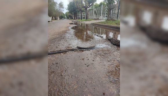Abundante pérdida de agua en Miguel Porta al 2000