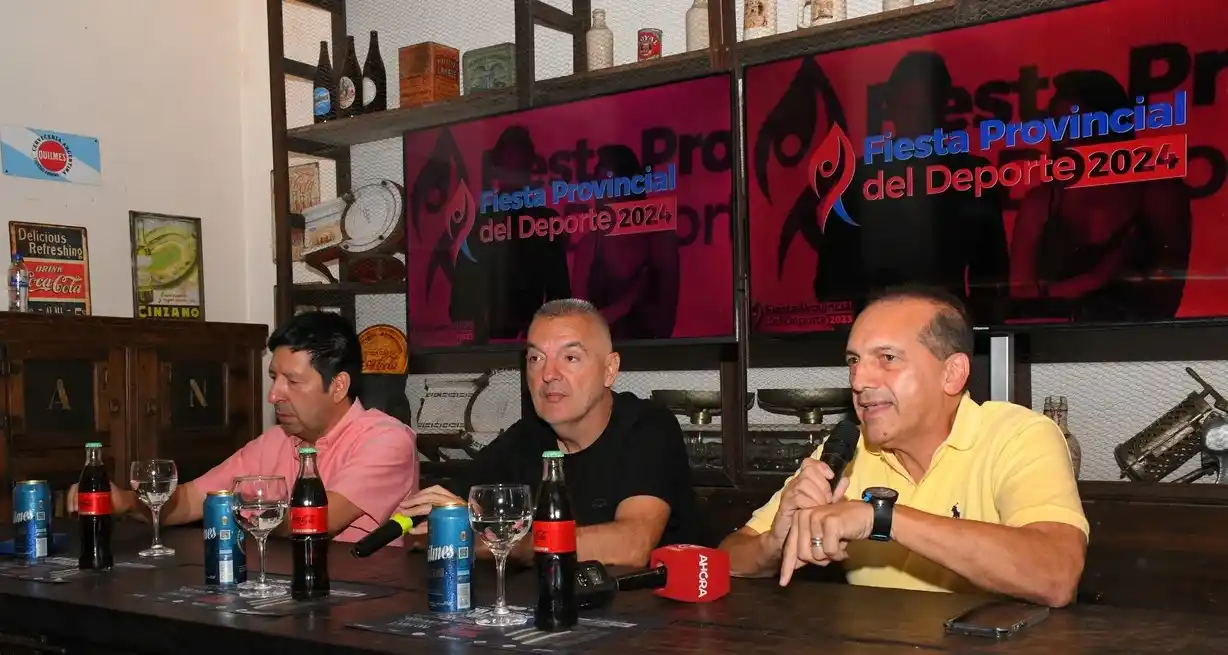 Será la número 32. Este miércoles por la noche, en los Salones del Puerto, se llevará a cabo la tradicional Fiesta Provincial del Deporte, con el apoyo de la Lotería, el auspicio de El Litoral y la conducción de Gustavo López (ESPN) y Paola Netto (Canal 9 Litoral). En la foto, los organizadores: Fabián Acosta, Darío Pignata y Fabián Tavella. Créditos: Manuel Fabatía