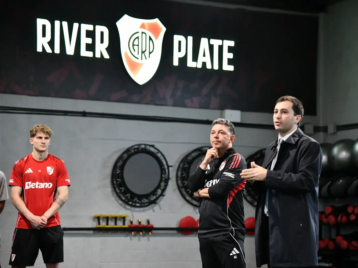 Di Carlo, junto a Gallardo, frente al plantel millonario.