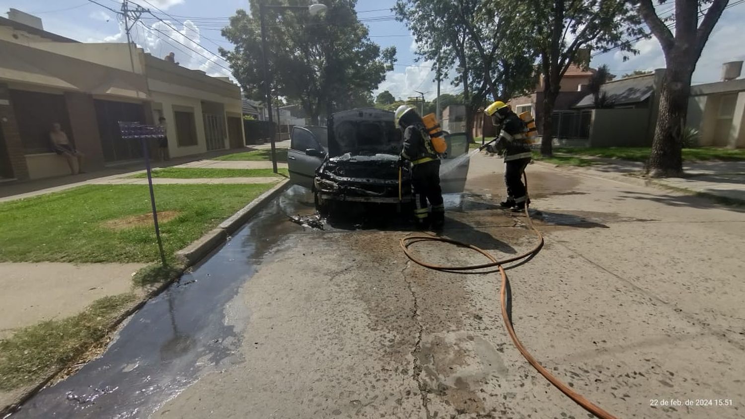 El foco fue en la zona del motor del auto.