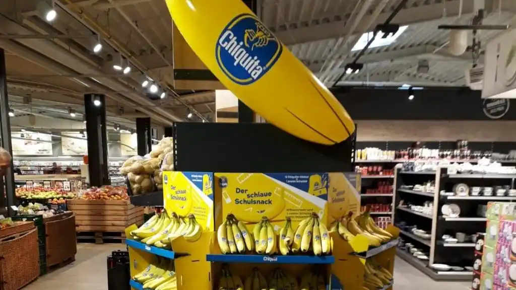 Punto de venta de bananos de la marca Chiquita.