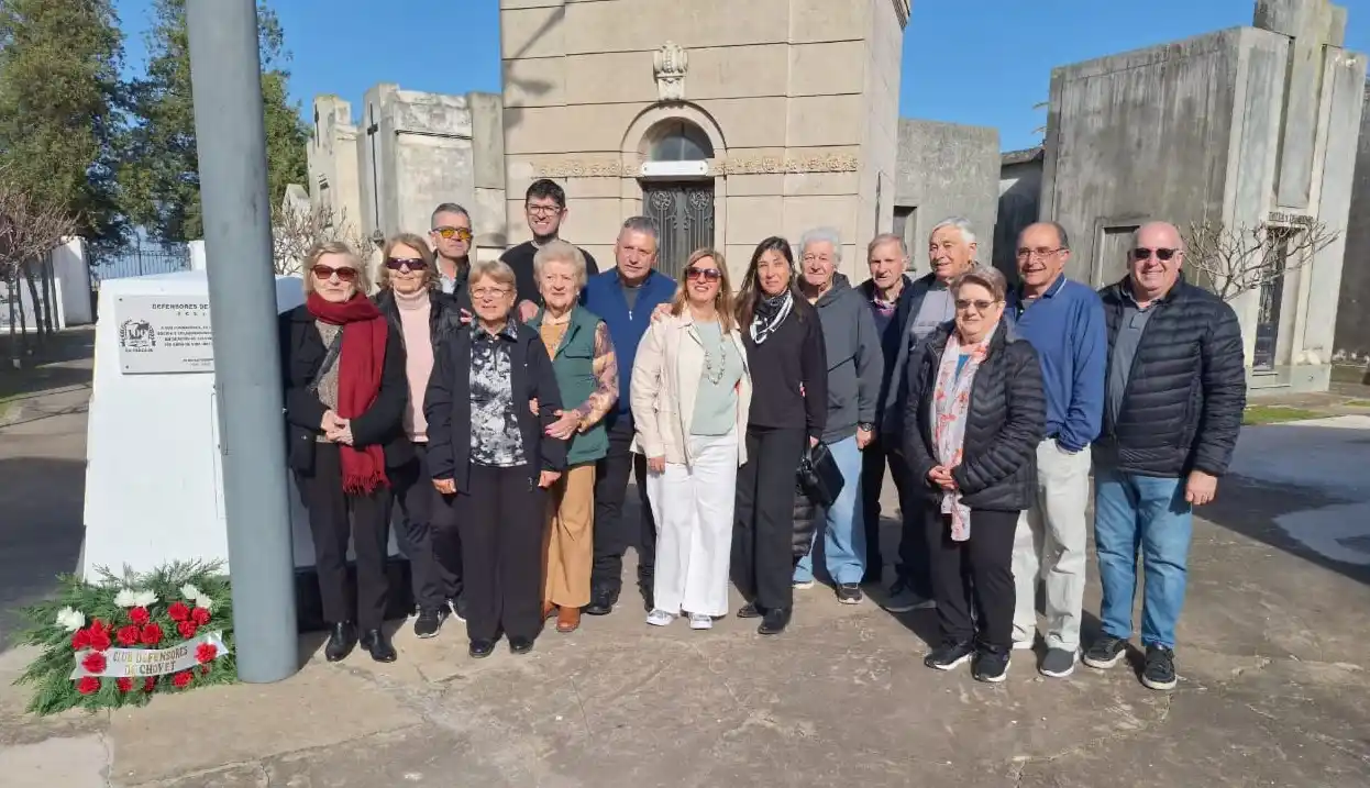 Integrantes de la Comisión Directiva, socios y familiares de los fundadores tras el descubrimiento de de la placa. Foto: Sur24