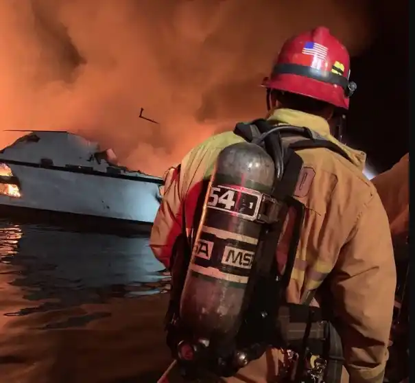 Incendio en un barco en California: dramático rescate