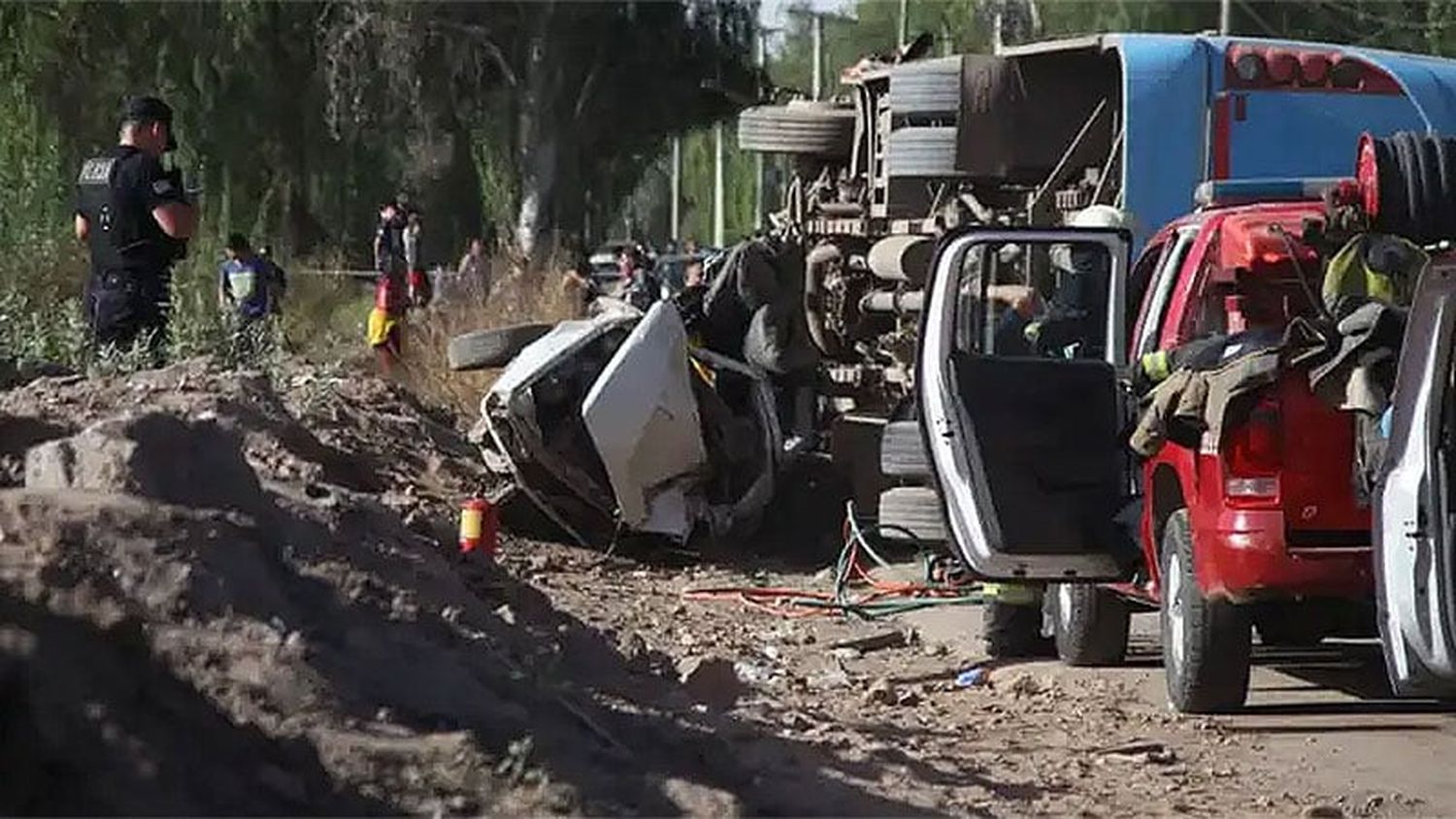 Un muerto y varios heridos al chocar un colectivo con un auto