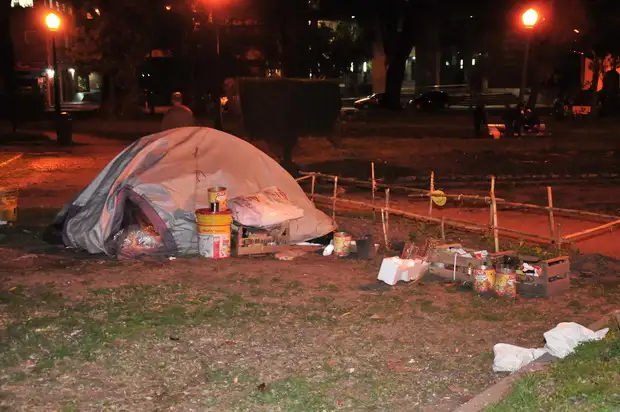Violaban y prostituían a una adolescente en una plaza céntrica de Paraná