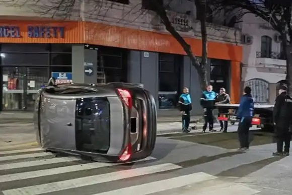 Fuerte choque entre autos terminó con un vuelco a metros de la Terminal de Ómnibus