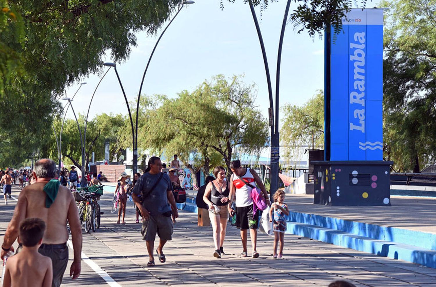 Se abrieron los sobres para la explotación comercial  de los bares de la Rambla