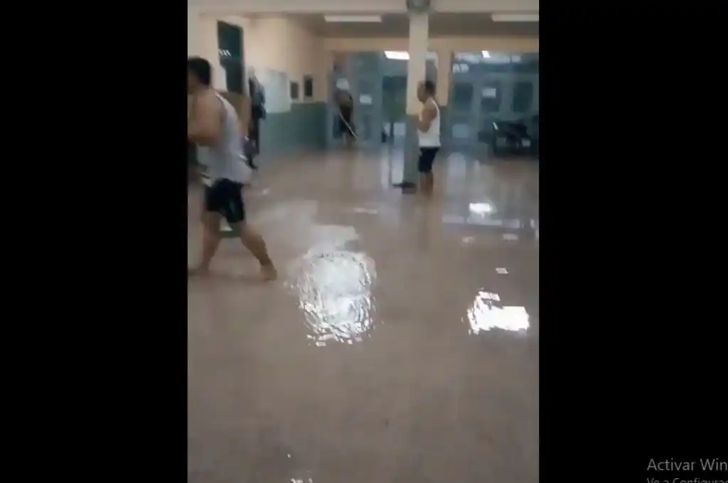 Se inundó un centro de aislamiento en Formosa y los pacientes sacaron el agua