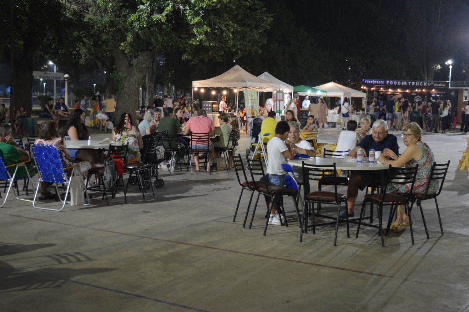 Segunda noche del patio de comidas callejero, con diez carrobares y espectáculos