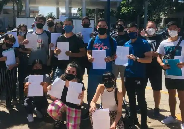 Estudiantes universitarios marchan contra el Pase: “No a la dictadura sanitaria”