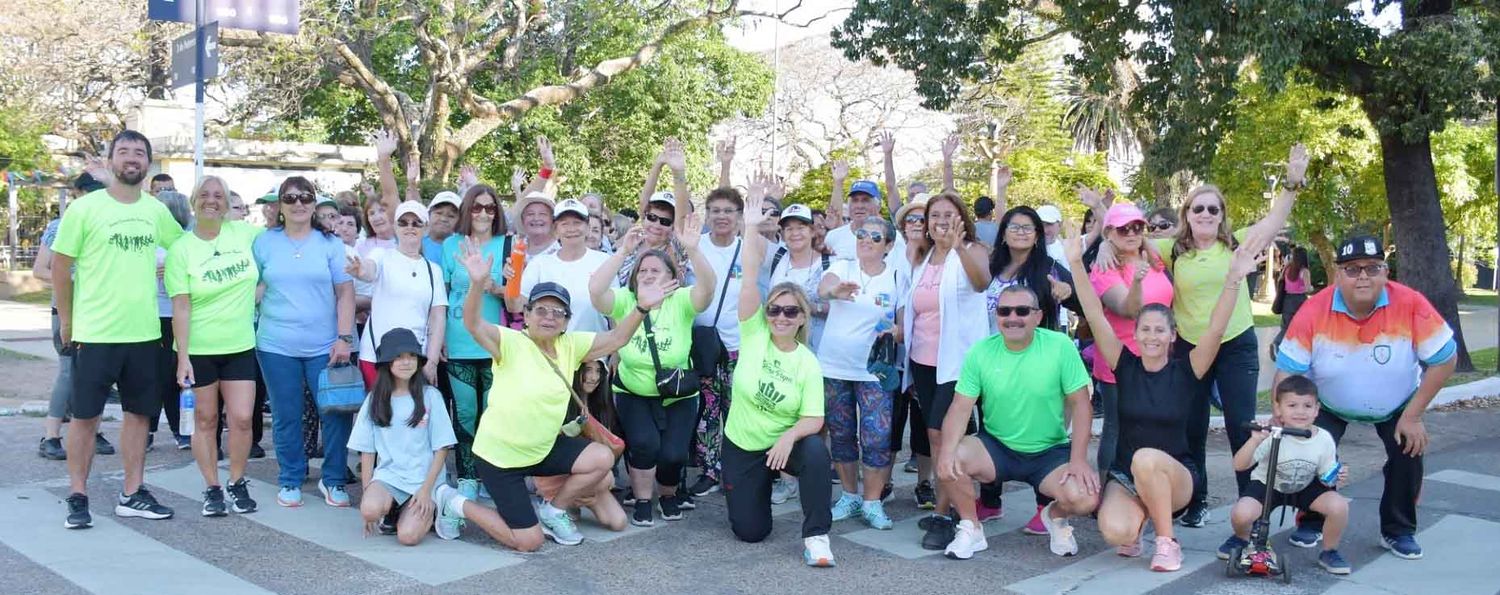 Con mucho ritmo y alegría se desarrolló la caminata por el día de las personas mayores