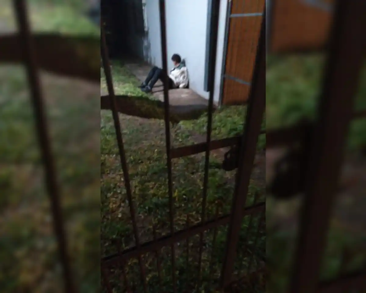 Detuvieron a un joven mientras saltaba una reja para entrar a robar en una vivienda