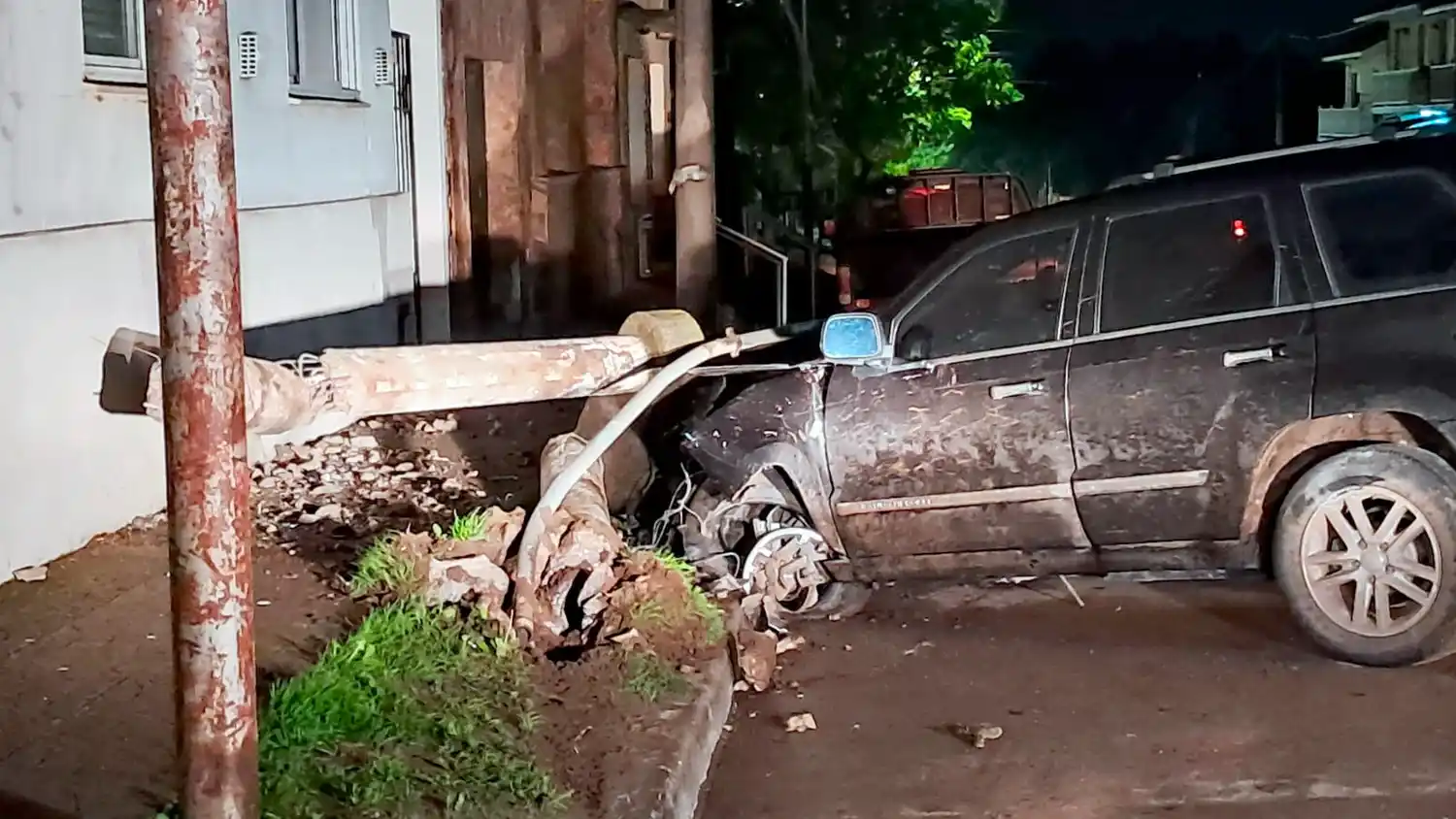 Choque contra una columna de luz en Quequén: dio positivo de alcohol y destrozó su camioneta