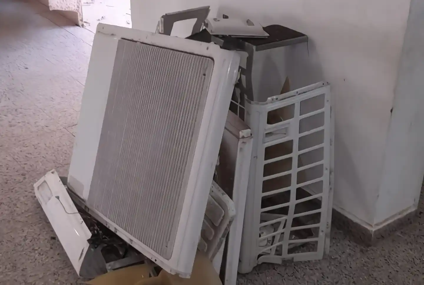 Se llevaron tres equipos y provocaron daños.