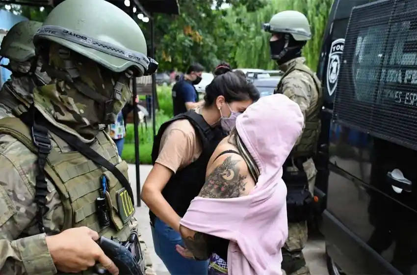 Detuvieron a la viuda y a un hijo del Pájaro Cantero por una balacera contra un móvil policial