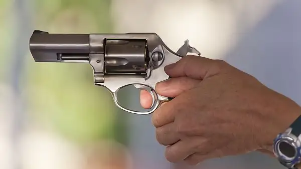 Le apuntó con un arma porque le reclamó una mala maniobra