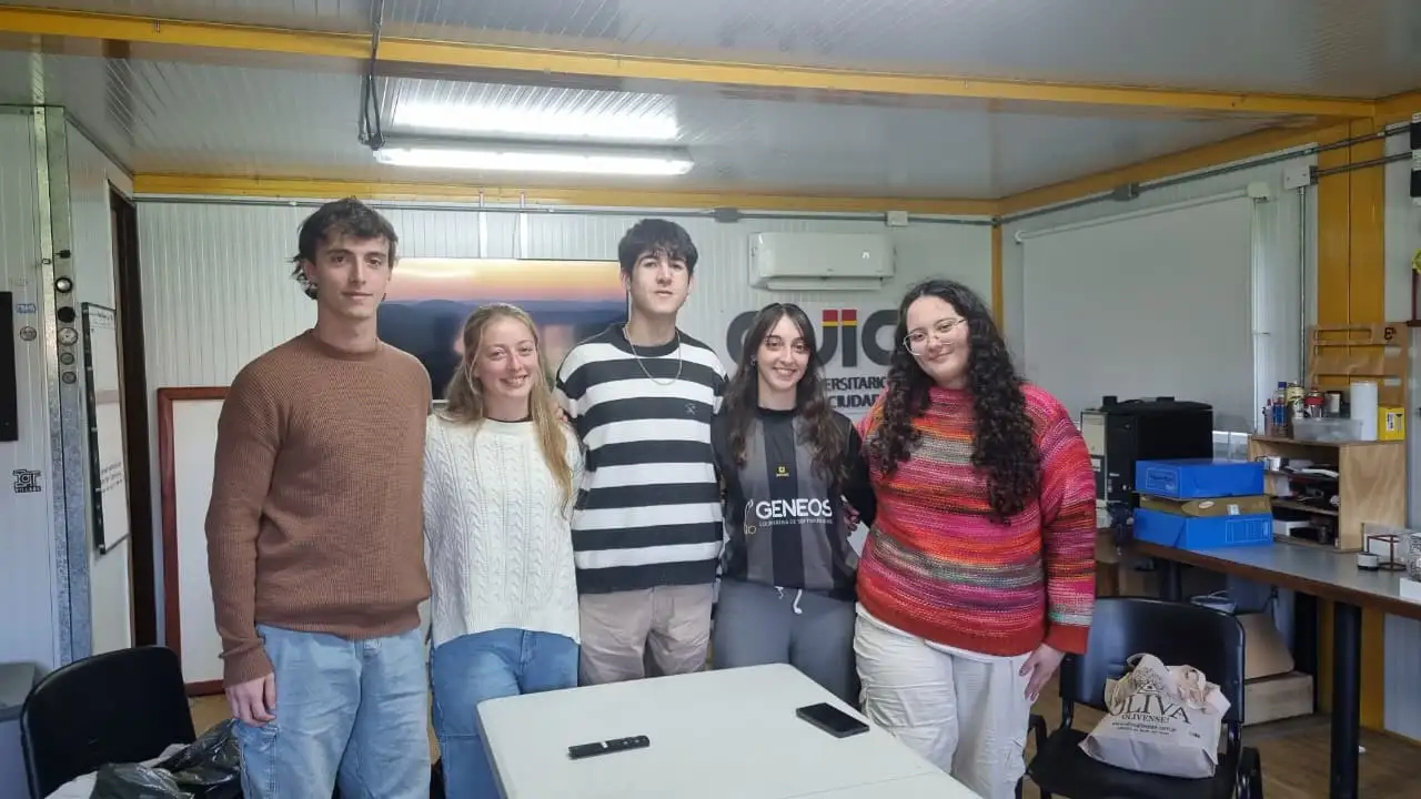 Luciano Maidana, Luciana Gutheim, Dylan Cos, Luciana García e Yvette Hochreuter. Falta en la foto Lautaro Barraza, el ideólogo del proyecto.