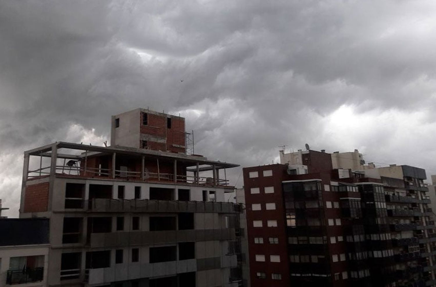 Otra vez, el gris le pone tono al comienzo de la semana