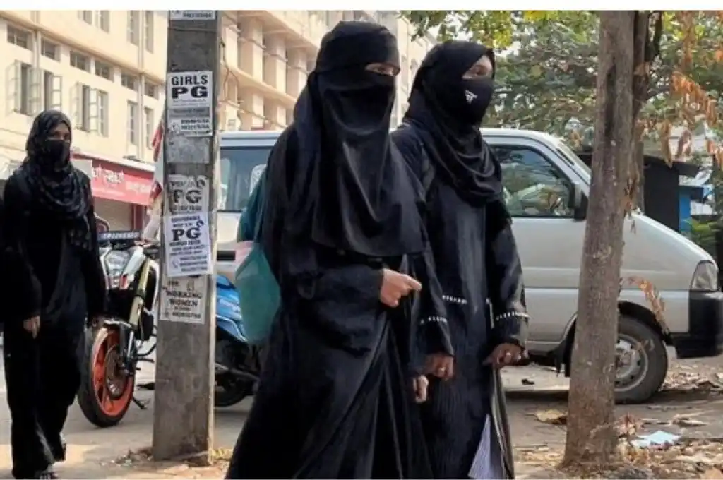 En Irán analizan bloquear las cuentas bancarias de mujeres que no usen el velo