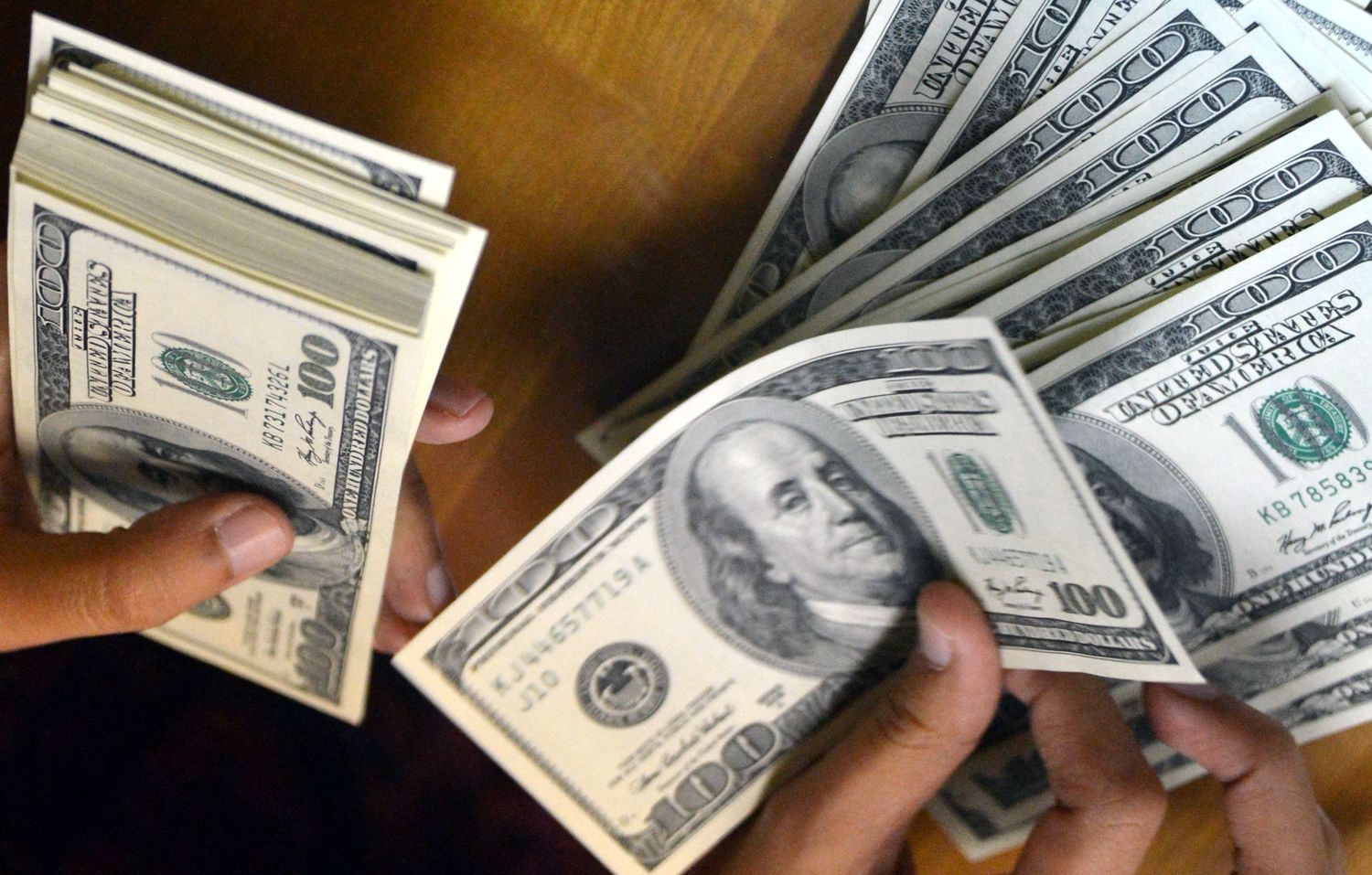 Por tercer día consecutivo cayó el precio del dólar blue